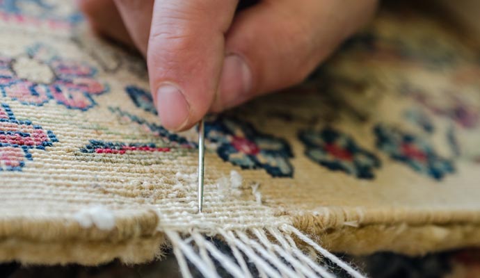 Rug repair artisan reweaving rug border